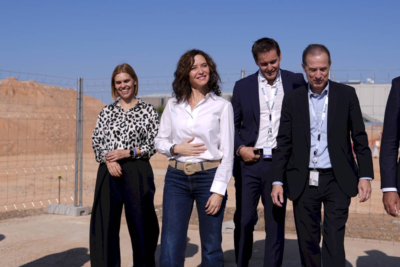 Ayuso coloca la primera piedra del centro de datos de Nabiax en Alcalá de Henares