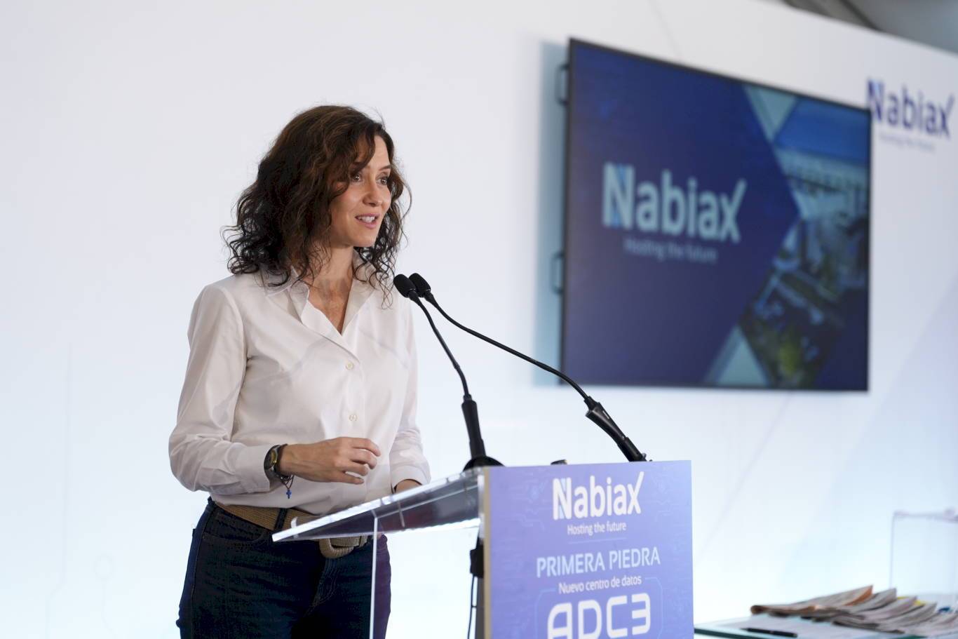 Ayuso coloca la primera piedra del centro de datos de Nabiax en Alcalá de Henares