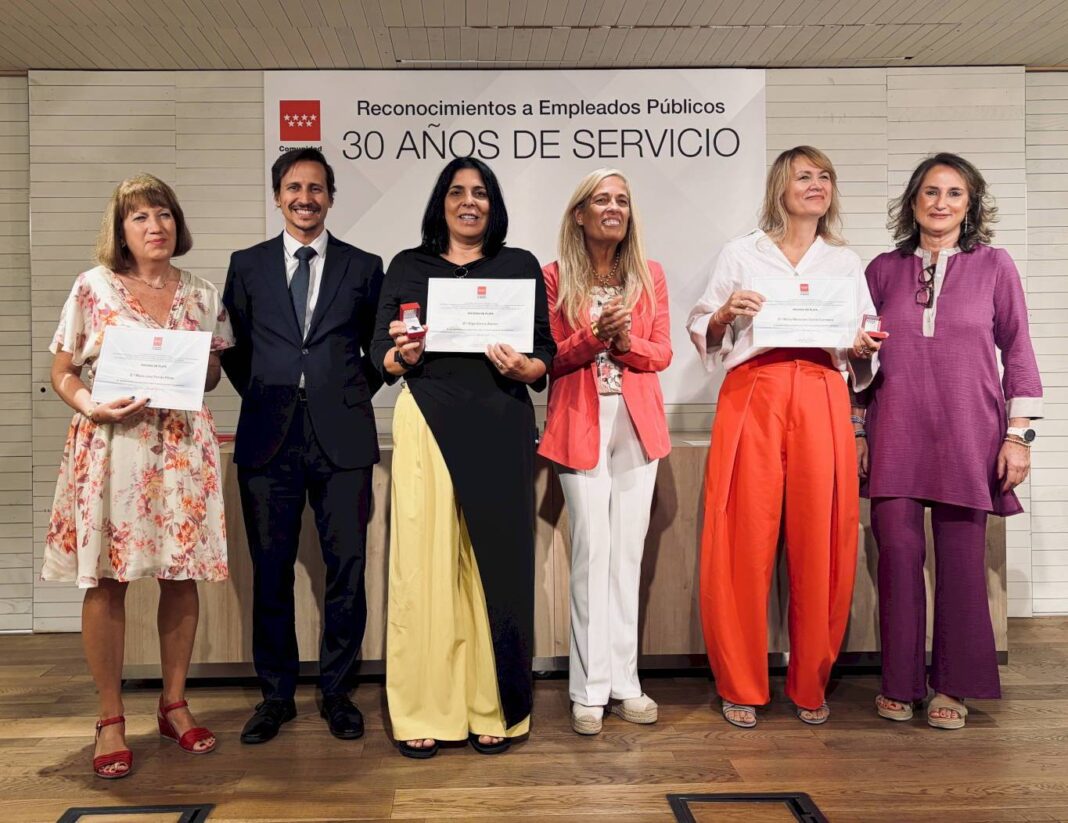 Madrid reconoce con Insignias de Plata a empleados públicos con 30 años de servicio - imagen 1