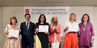 Madrid reconoce con Insignias de Plata a empleados públicos con 30 años de servicio - imagen 1