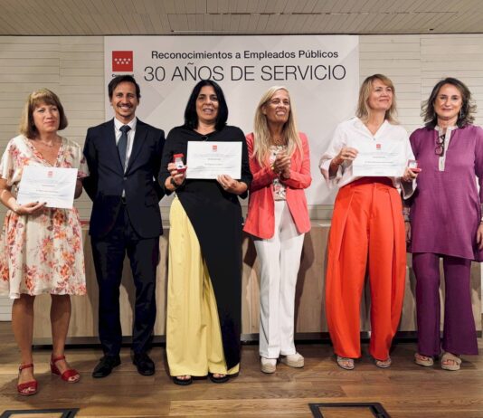 Madrid reconoce con Insignias de Plata a empleados públicos con 30 años de servicio - imagen 1