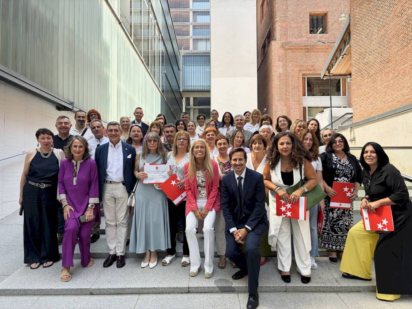 Madrid reconoce con Insignias de Plata a empleados públicos con 30 años de servicio