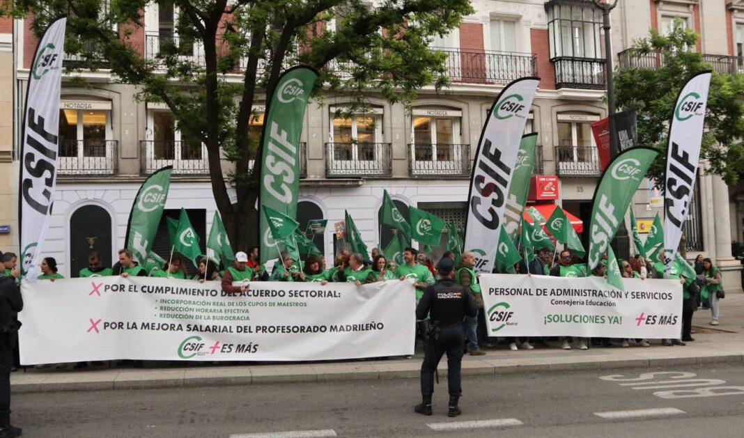 CSIF Educación Madrid se concentra en Alcalá 32 y convoca huelga indefinida desde el 14 de octubre - imagen 1