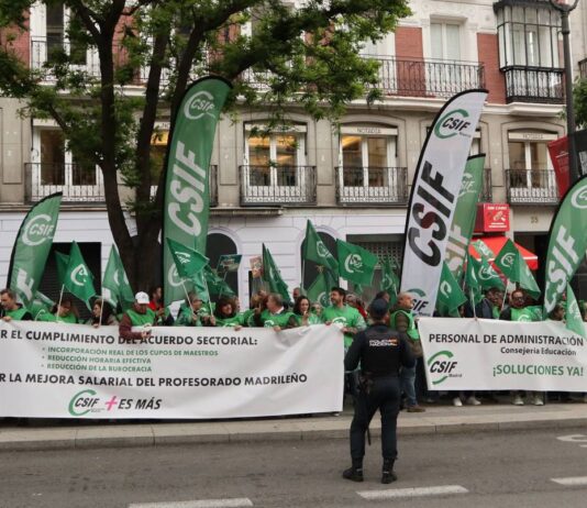 CSIF Educación Madrid se concentra en Alcalá 32 y convoca huelga indefinida desde el 14 de octubre - imagen 1