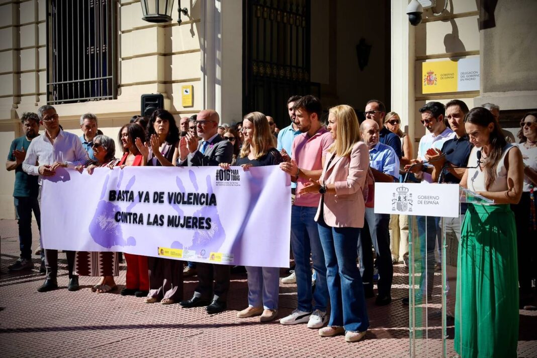 Minuto de silencio en Madrid por el feminicidio de una mujer de 34 años en Leganés - imagen 1