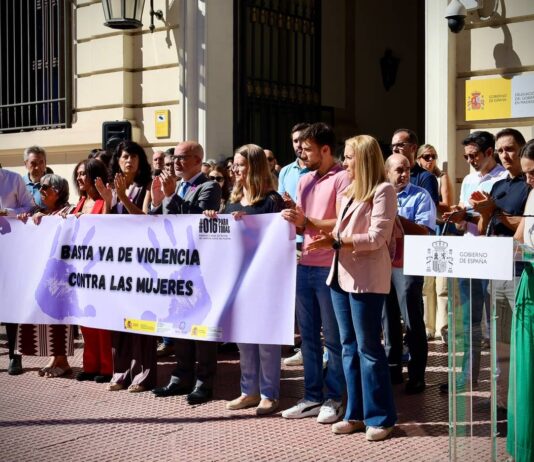Minuto de silencio en Madrid por el feminicidio de una mujer de 34 años en Leganés - imagen 1
