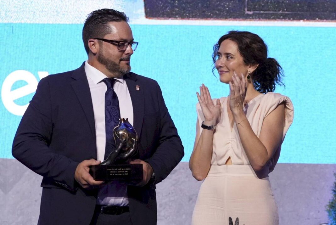 Díaz Ayuso entrega el premio al vecino de Adamuz que socorrió a las víctimas del accidente ferroviario - imagen 1