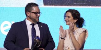 Díaz Ayuso entrega el premio al vecino de Adamuz que socorrió a las víctimas del accidente ferroviario - imagen 1