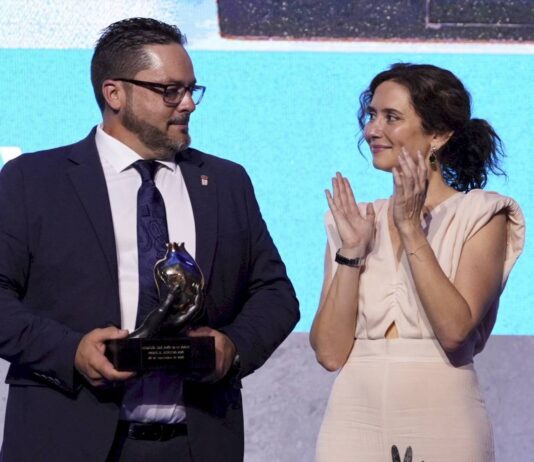 Díaz Ayuso entrega el premio al vecino de Adamuz que socorrió a las víctimas del accidente ferroviario - imagen 1