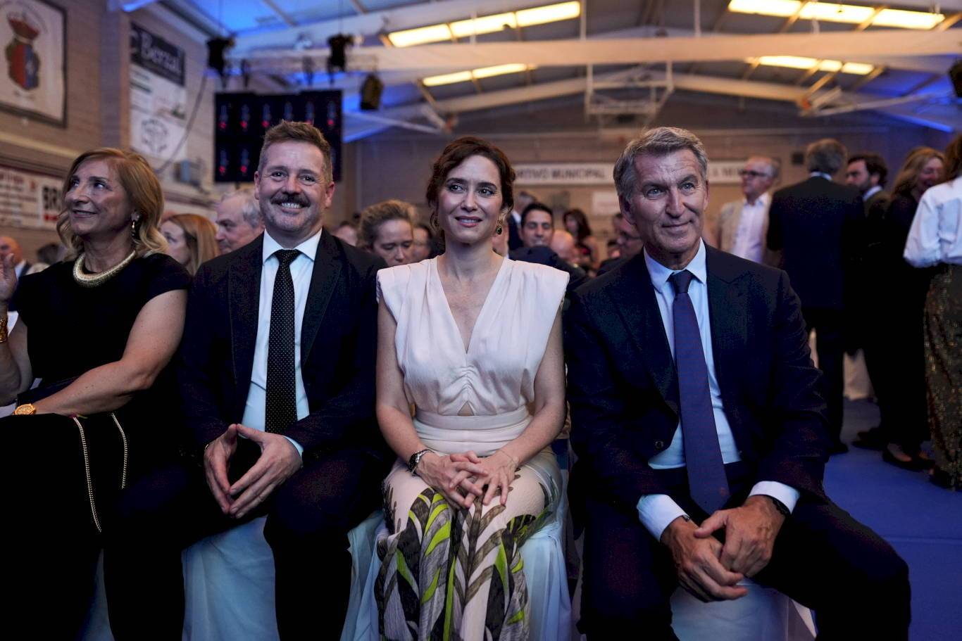 Díaz Ayuso entrega el premio al vecino de Adamuz que socorrió a las víctimas del accidente ferroviario
