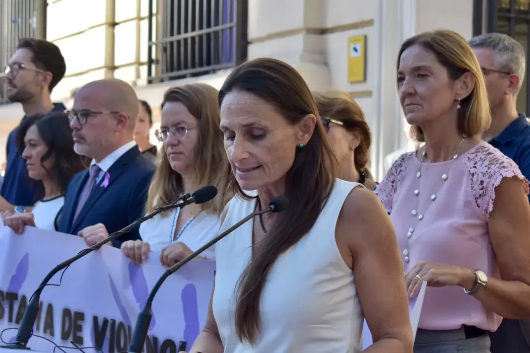 Minuto de silencio en Madrid por el feminicidio de una mujer de 88 años en San Sebastián de los Reyes - imagen 1