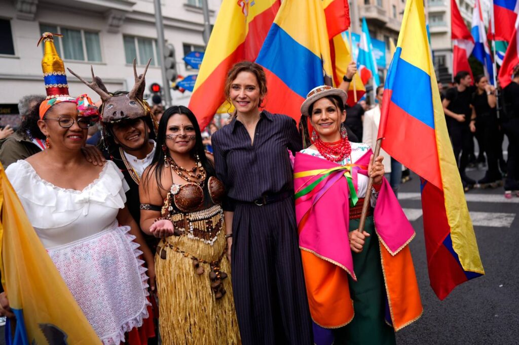 Díaz Ayuso preside la cabalgata de Hispanidad 2026 en la Gran Vía - imagen 1