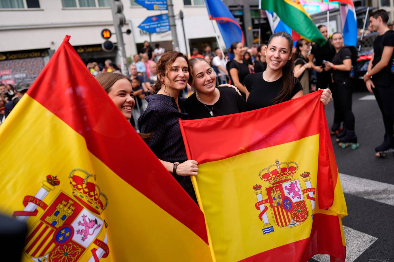 Díaz Ayuso preside la cabalgata de Hispanidad 2026 en la Gran Vía