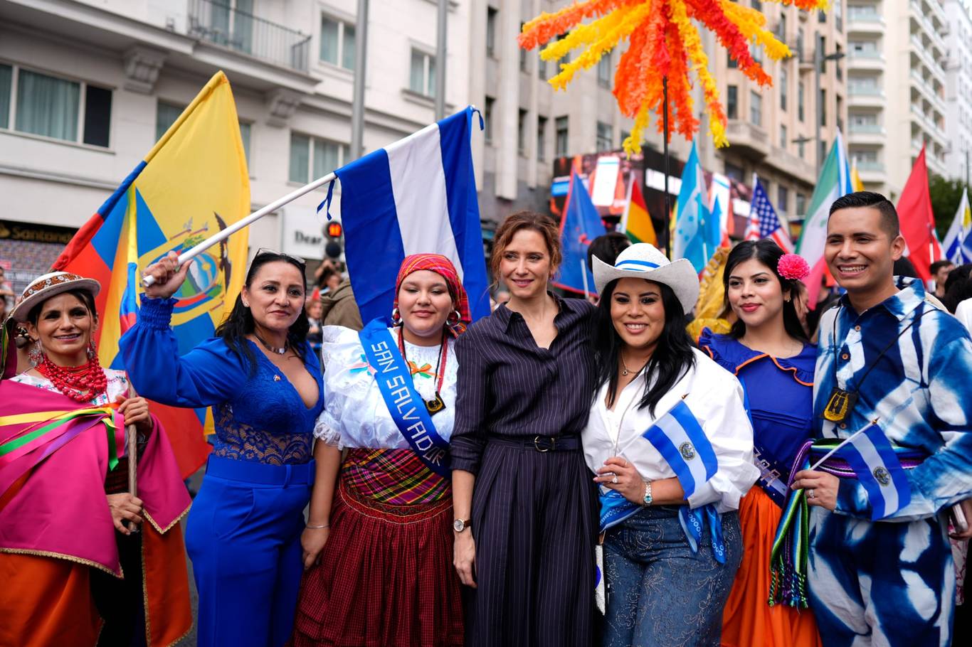 Díaz Ayuso preside la cabalgata de Hispanidad 2026 en la Gran Vía