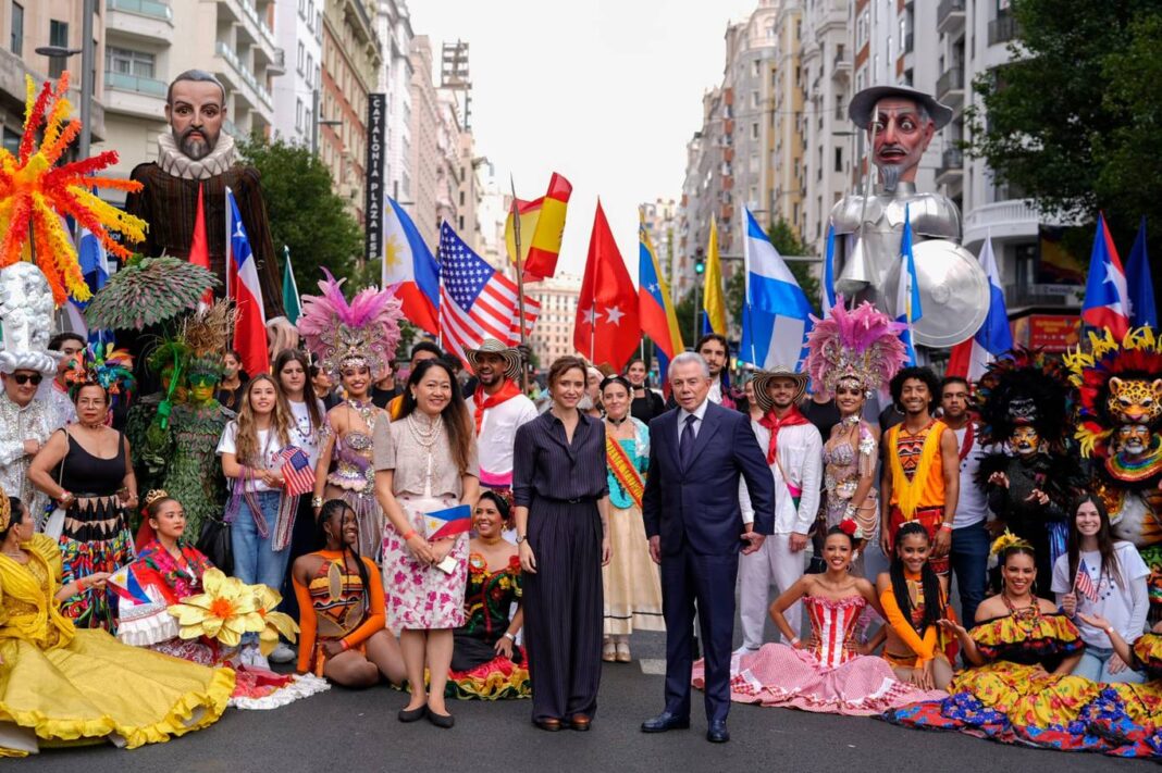 Díaz Ayuso preside la cabalgata de Hispanidad 2026 en la Gran Vía - imagen 5