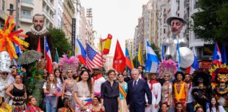 Díaz Ayuso preside la cabalgata de Hispanidad 2026 en la Gran Vía - imagen 5