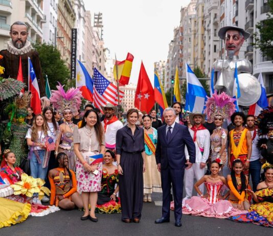 Díaz Ayuso preside la cabalgata de Hispanidad 2026 en la Gran Vía - imagen 5