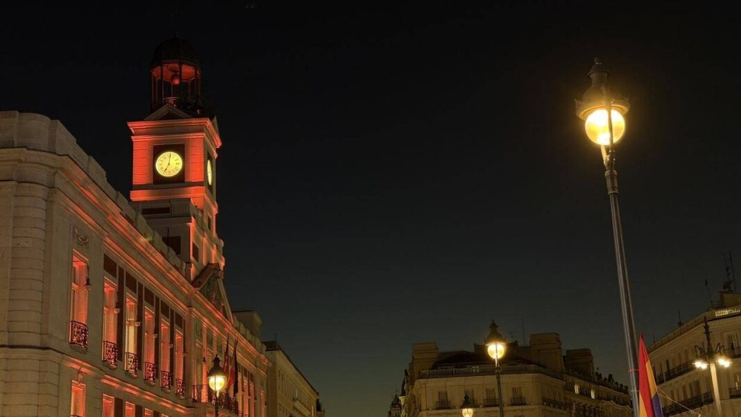 La Comunidad de Madrid ilumina de naranja la Real Casa de Correos por el Día del TDAH - imagen 1
