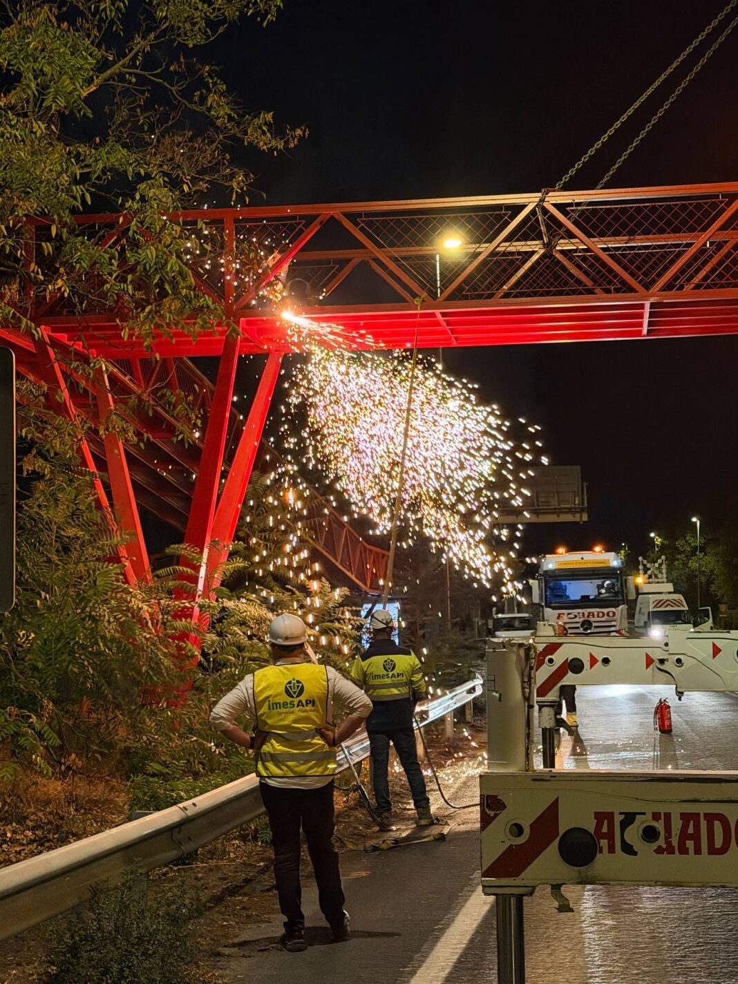 Madrid invierte 412.000 euros en reconstruir la pasarela de la M-500 dañada por un camión - imagen 1
