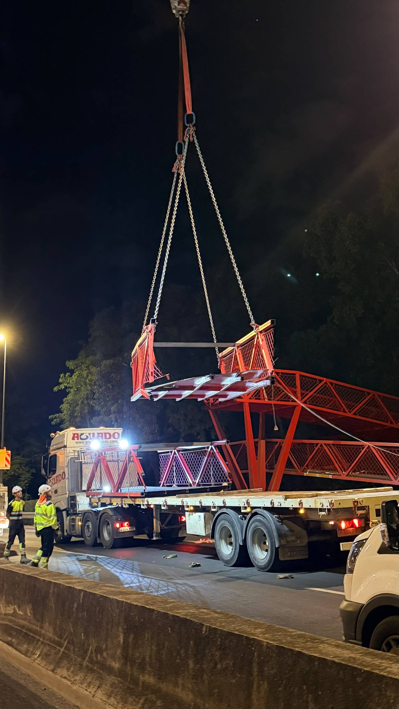 Madrid invierte 412.000 euros en reconstruir la pasarela de la M-500 dañada por un camión
