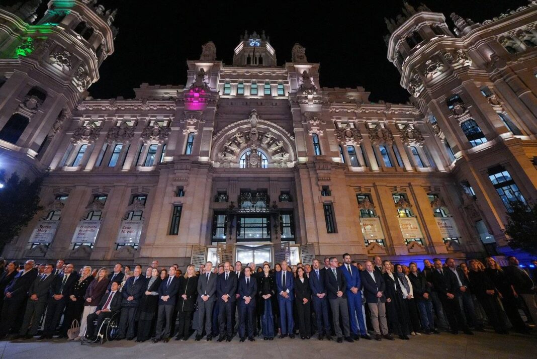 Madrid guarda un minuto de silencio por las víctimas del accidente ferroviario de Urda - imagen 1