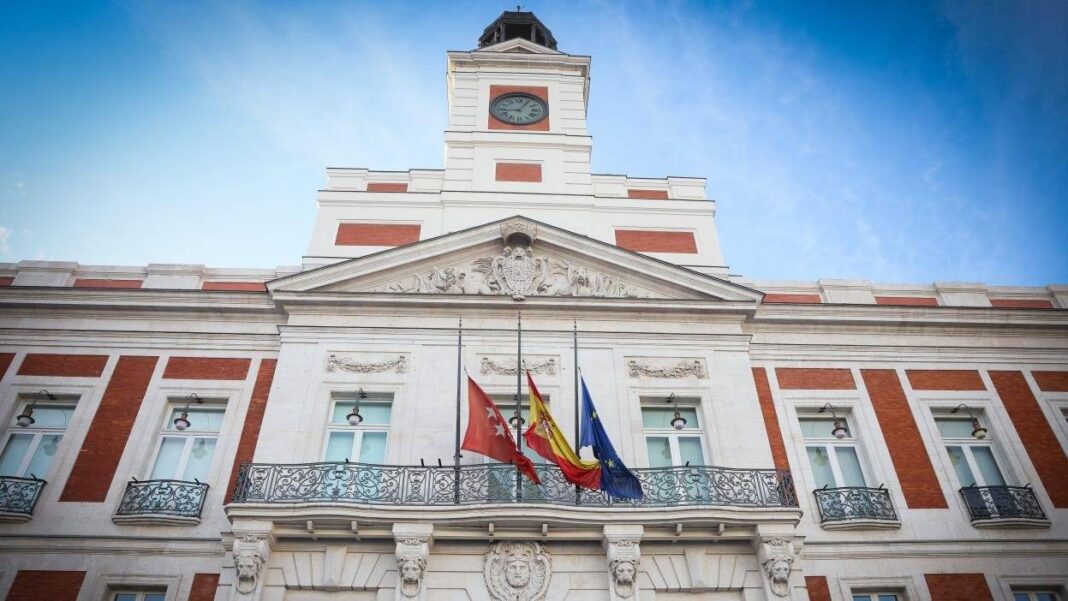 Madrid decreta tres días de luto oficial por las víctimas del accidente ferroviario de Urda - imagen 1