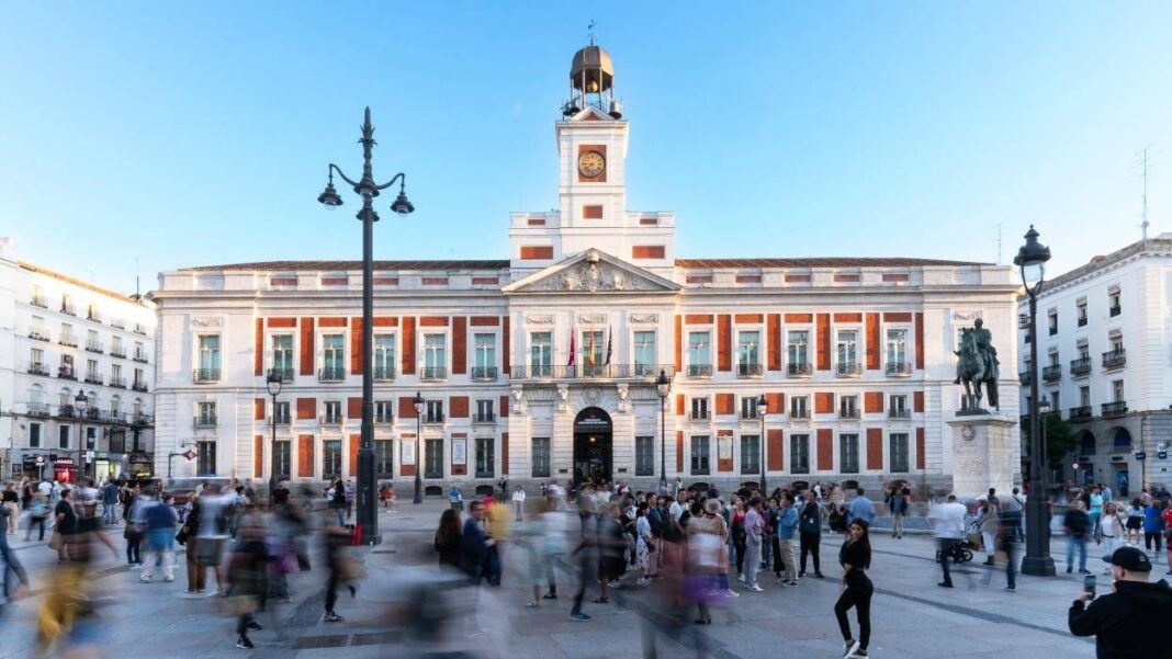 Madrid aprueba los presupuestos más altos de su historia con casi 20.000 millones para Sanidad y Educación - imagen 1