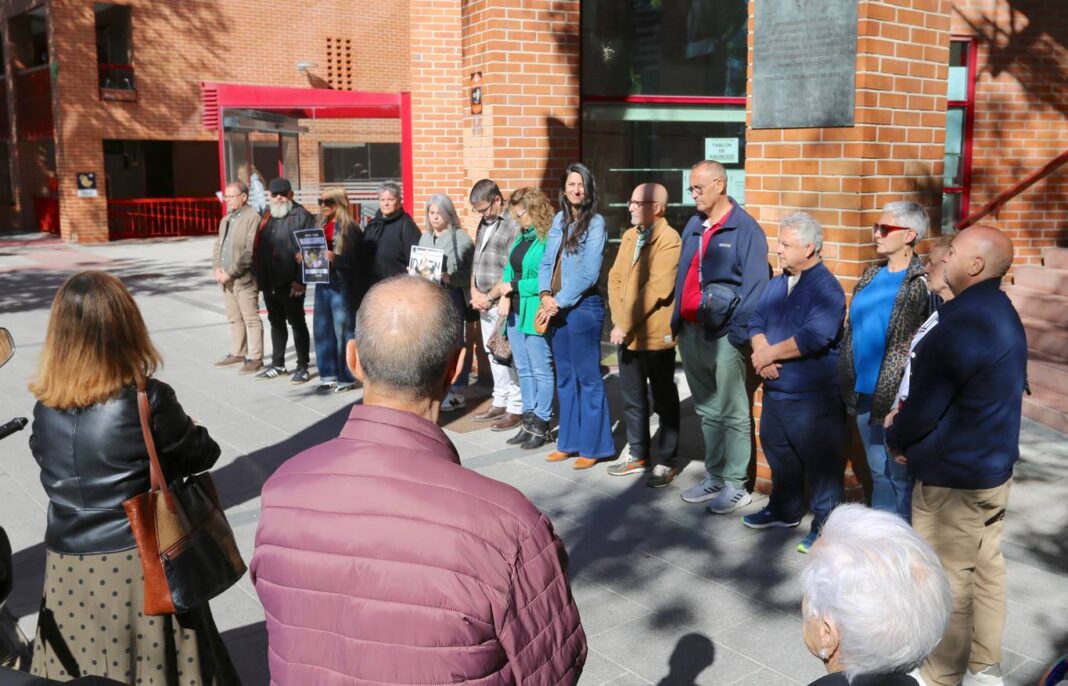 Coslada guarda un minuto de silencio por Mari Carmen Abascal, fallecida tras su desahucio - imagen 1