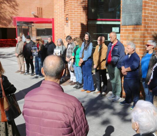 Coslada guarda un minuto de silencio por Mari Carmen Abascal, fallecida tras su desahucio - imagen 1