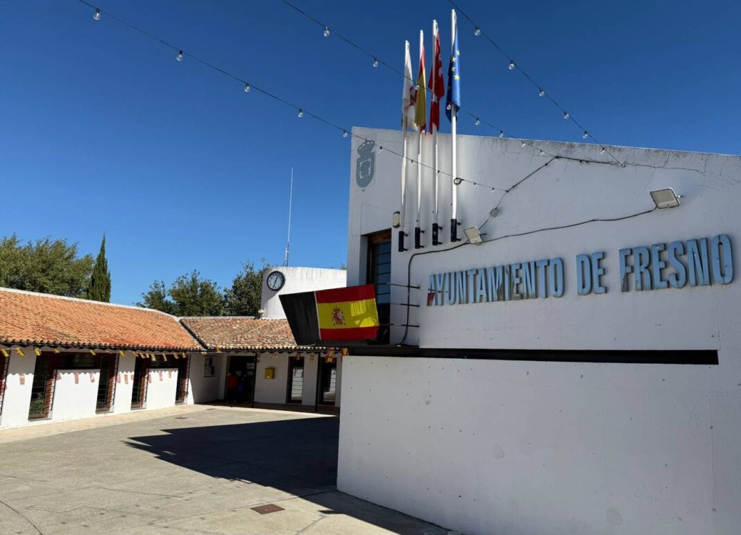 Fresno de Torote: 450 banderines y tres banderas de España por el 12 de octubre - imagen 1