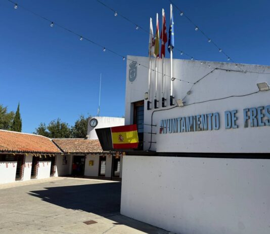 Fresno de Torote: 450 banderines y tres banderas de España por el 12 de octubre - imagen 1
