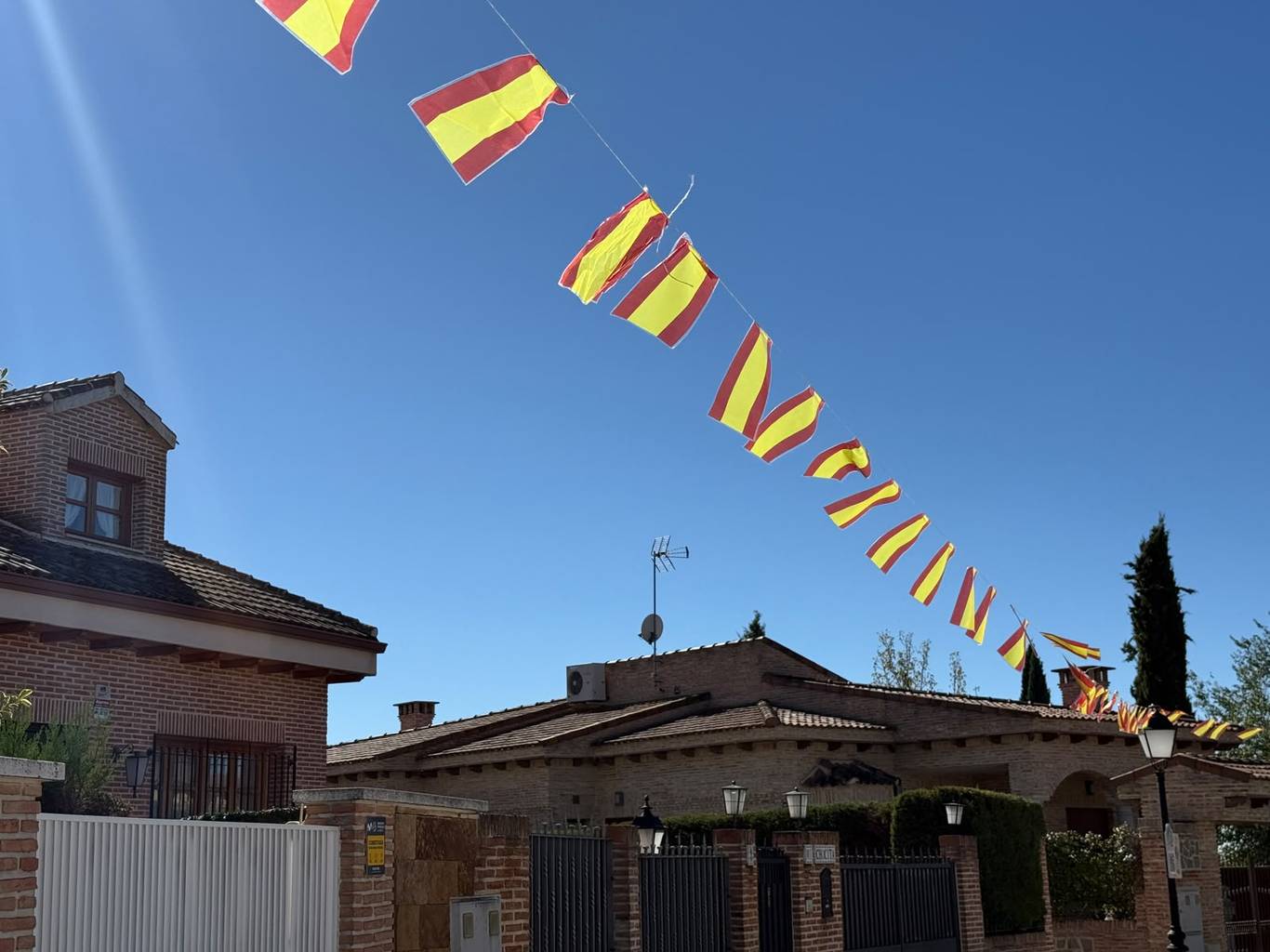 Fresno de Torote: 450 banderines y tres banderas de España por el 12 de octubre