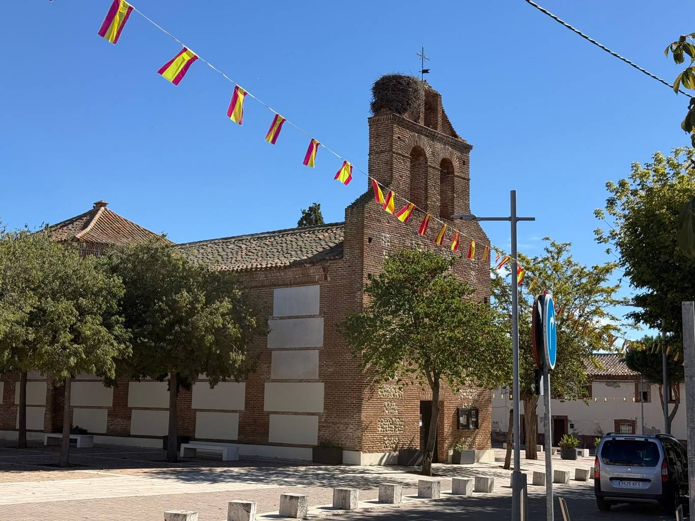 Fresno de Torote: 450 banderines y tres banderas de España por el 12 de octubre
