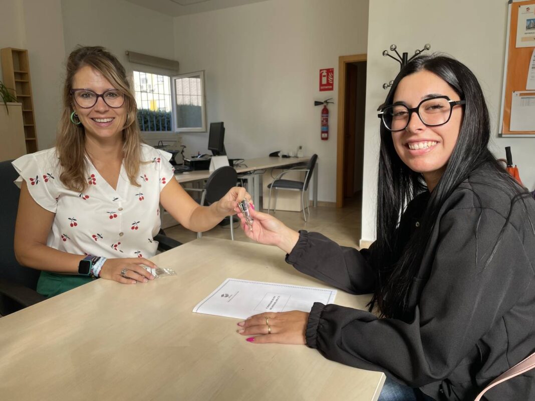 Coslada: EMVICOSA entrega tres viviendas en alquiler a jóvenes de la Bolsa 2024 - imagen 1