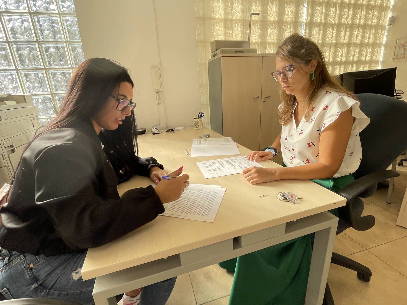 Coslada: EMVICOSA entrega tres viviendas en alquiler a jóvenes de la Bolsa 2024