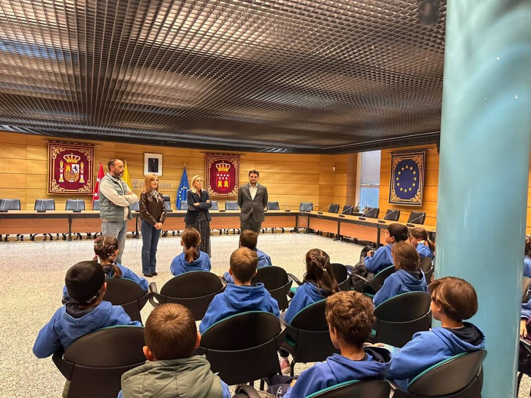 Collado Villalba: 50 alumnos de Los Maristas visitan el Ayuntamiento para conocer su funcionamiento - imagen 1