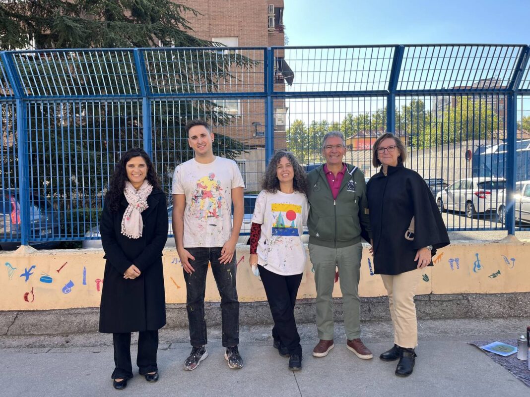 Alcalá de Henares: el colegio Cristóbal Colón estrena un mural inspirado en la música - imagen 1