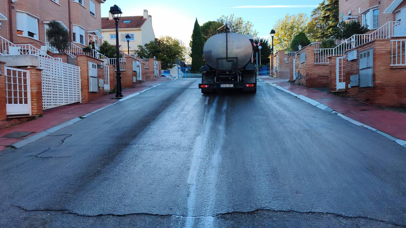 Algete refuerza la limpieza viaria con un servicio especial de baldeo de calles