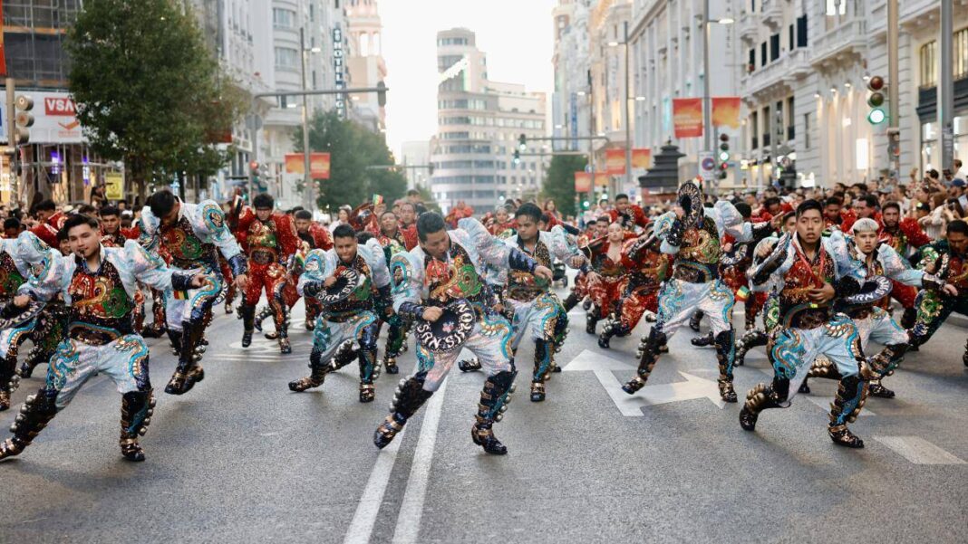 La Gran Vía acoge la cabalgata de Hispanidad 2026 con 15 carrozas y 4.500 participantes - imagen 1