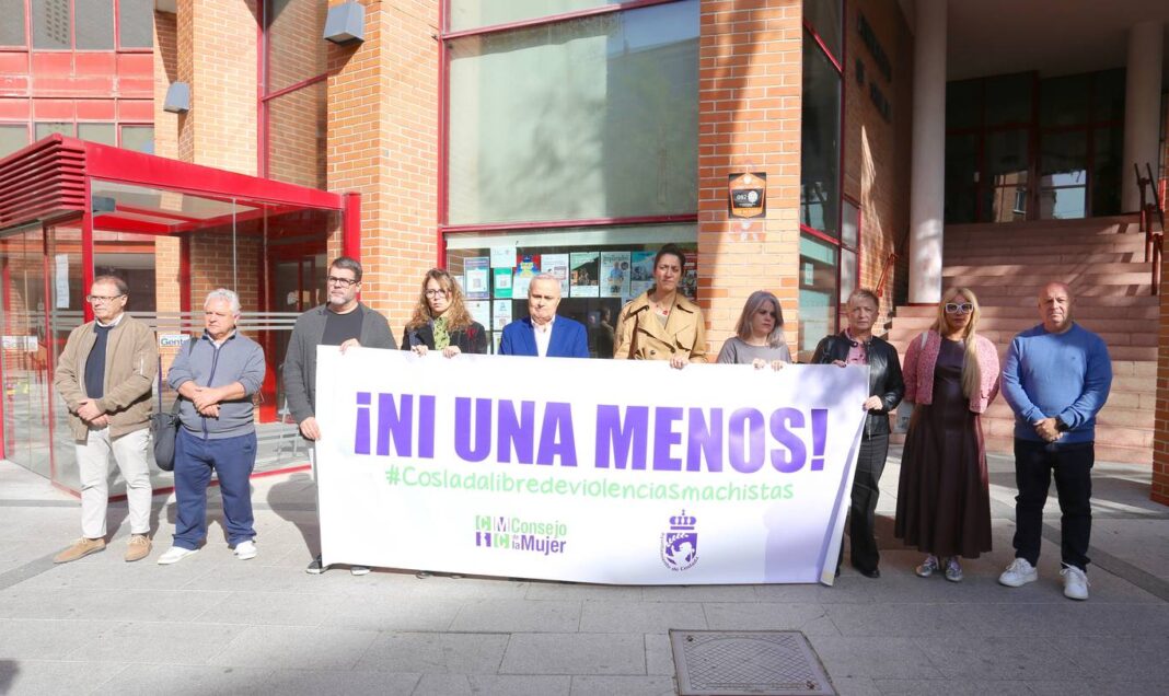 Coslada: minuto de silencio por el asesinato machista de Gloria Esperanza - imagen 1