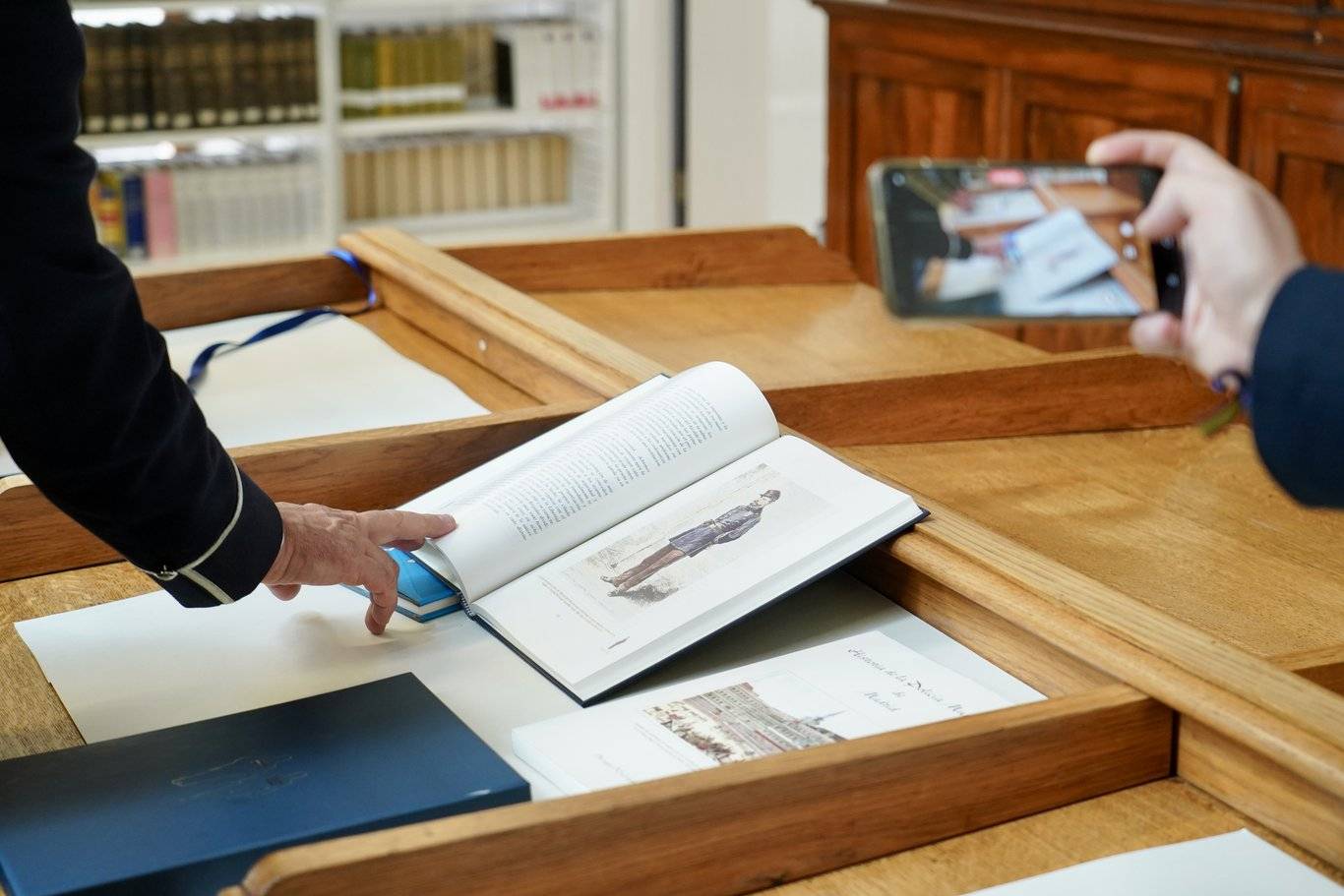 Madrid: Sanz presenta el libro que repasa la historia de la Policía Municipal