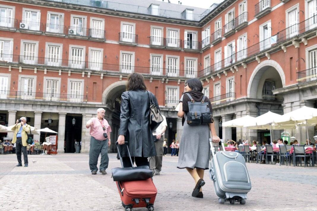 Madrid logra en septiembre su récord turístico con 942.642 viajeros y máximo empleo hotelero - imagen 1
