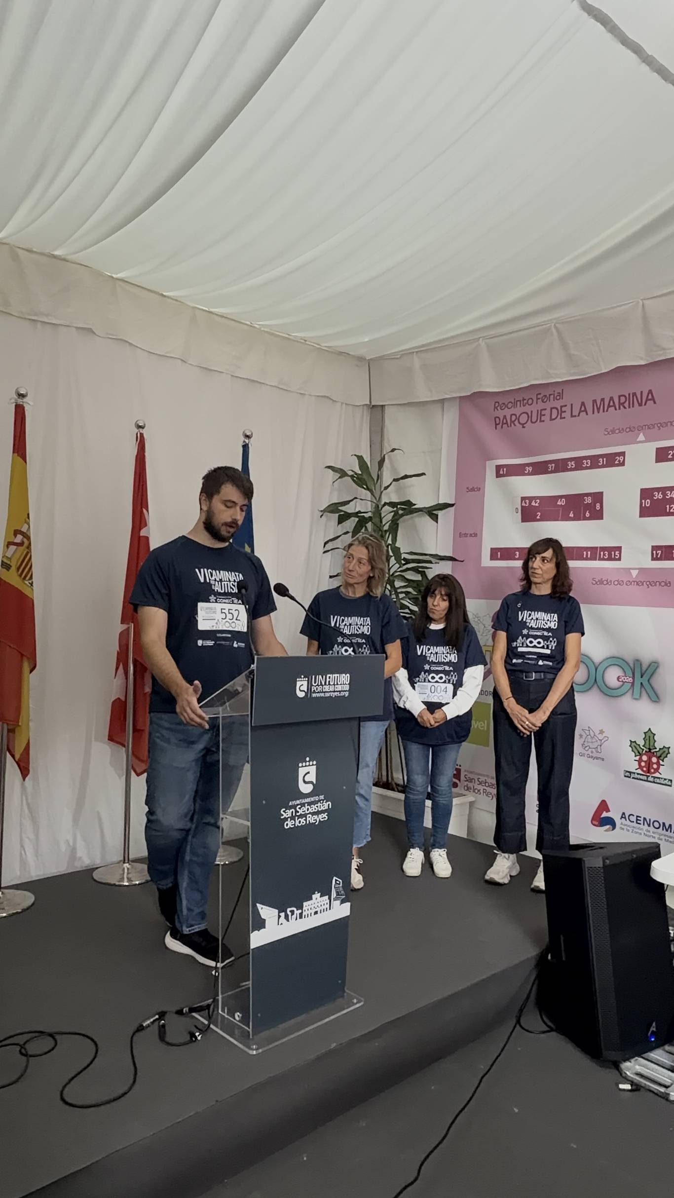 Cientos de personas participan bajo la lluvia en la VI Caminata por el Autismo en San Sebastián de los Reyes