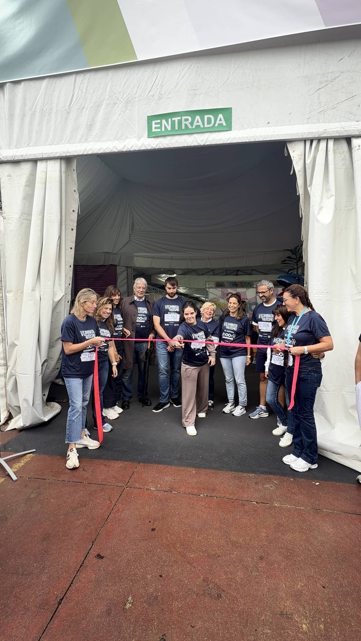 Cientos de personas participan bajo la lluvia en la VI Caminata por el Autismo en San Sebastián de los Reyes