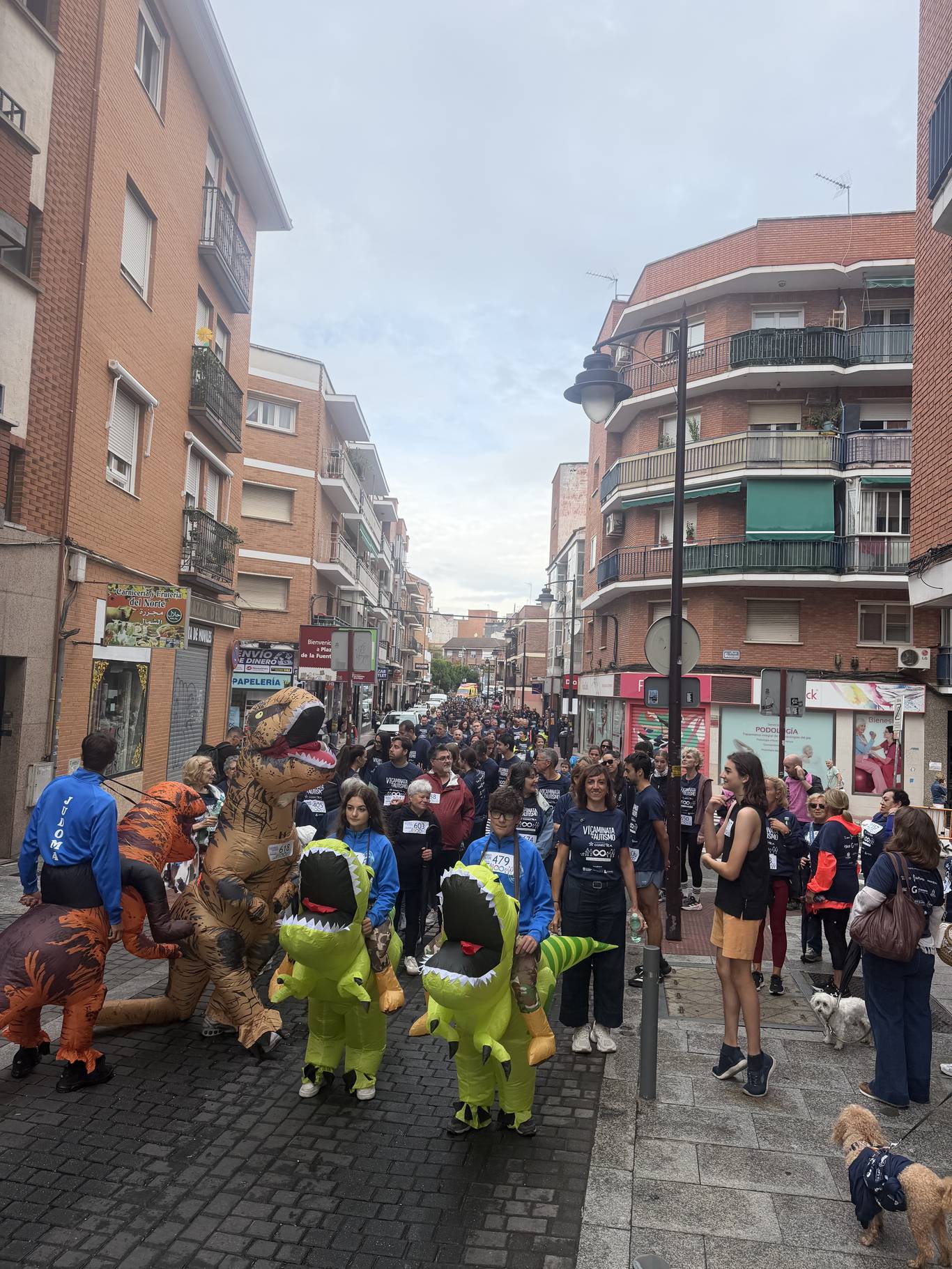 Cientos de personas participan bajo la lluvia en la VI Caminata por el Autismo en San Sebastián de los Reyes