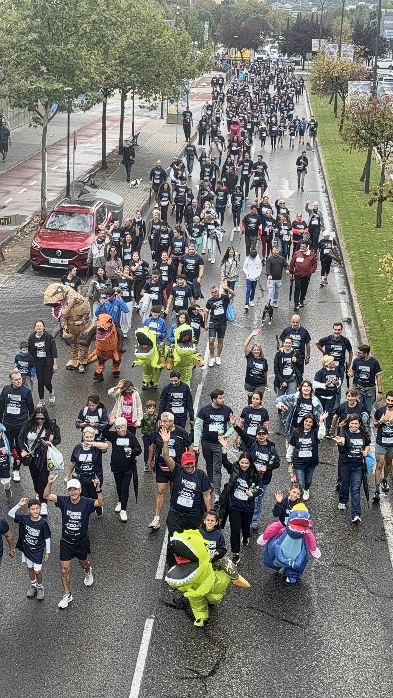Cientos de personas participan bajo la lluvia en la VI Caminata por el Autismo en San Sebastián de los Reyes
