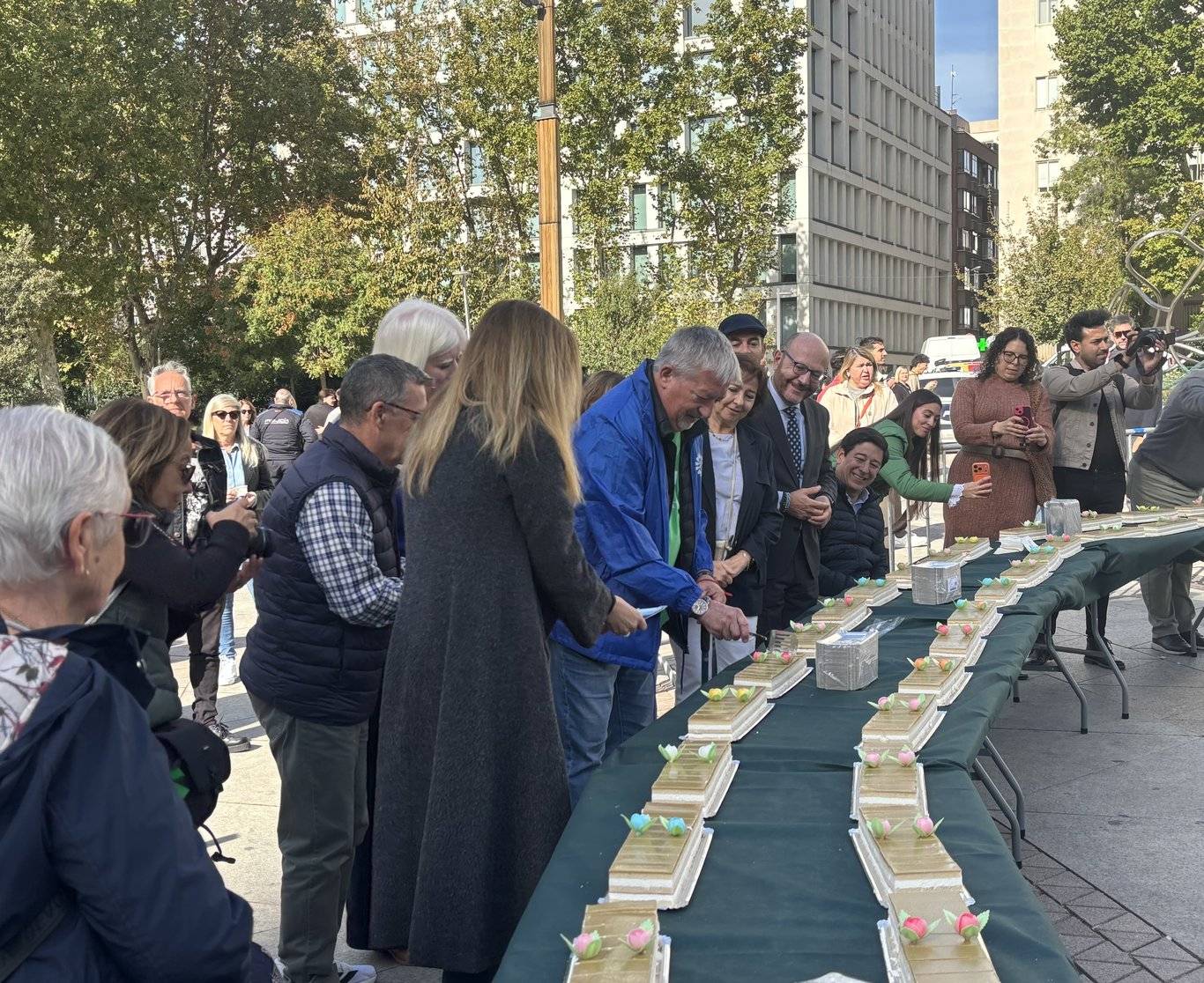Madrid se une en un lazo solidario de pastel para visibilizar la ELA