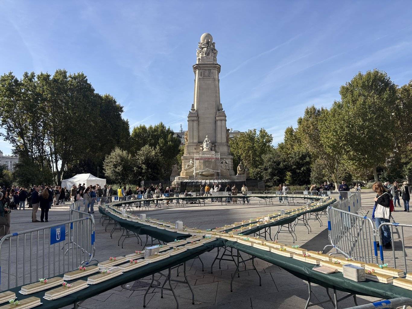 Madrid se une en un lazo solidario de pastel para visibilizar la ELA