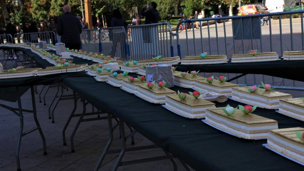 Madrid reparte 4.000 raciones de pastel solidario de 96 metros contra la ELA