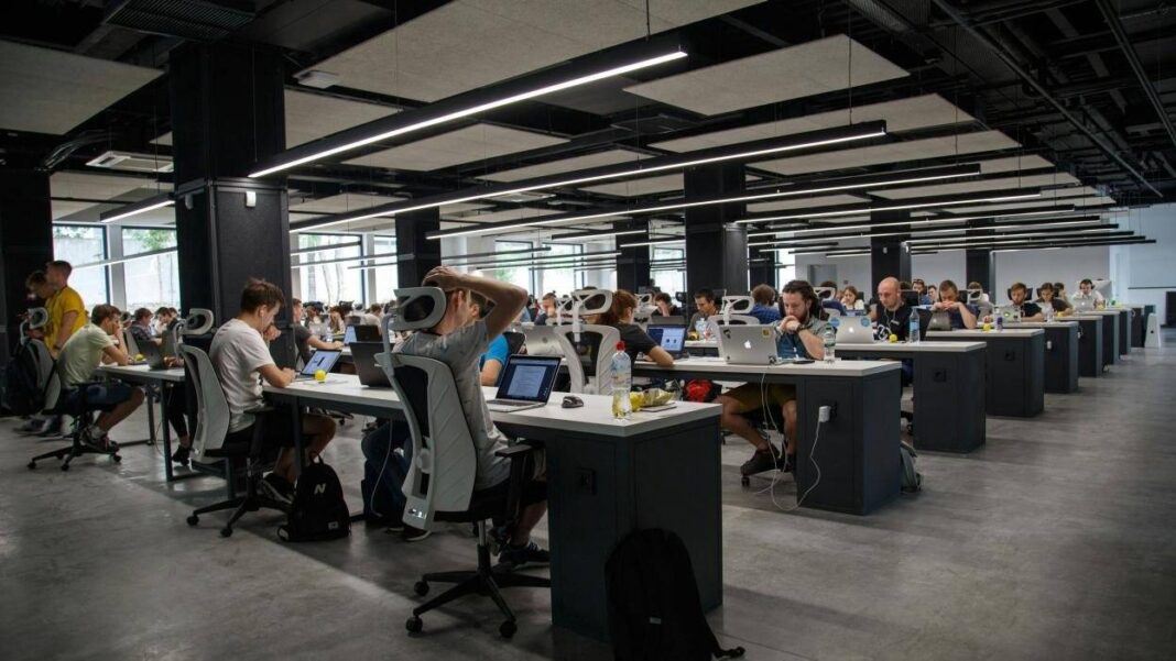Madrid aprueba 16 millones para formar a desempleados y trabajadores en IA, cloud y ciberseguridad - imagen 1